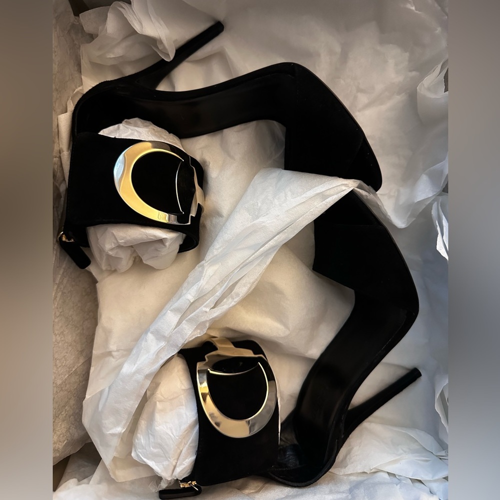 Gucci black high heels with golden buckle